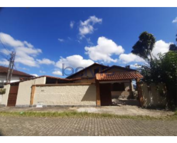 Terreno residencial com 470m² e área construída de 215,66m²