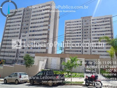 Apartamento com 2 Quartos e 2 Banheiros em Condomínio