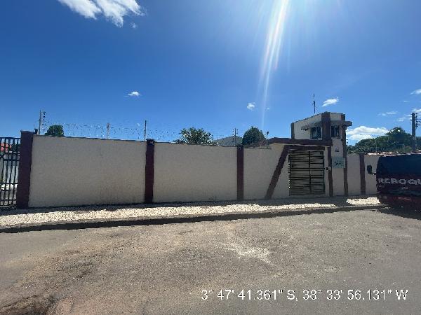 Casa com 2 Quartos e 1 Vaga em Fortaleza