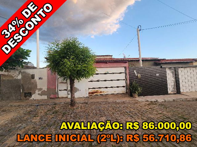 Casa com 2 quartos, 2 banheiros, sala, cozinha e 1 vaga