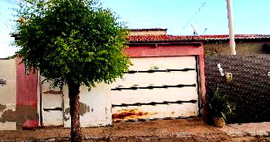 Casa com 2 quartos, 2 banheiros, sala, cozinha e 1 vaga