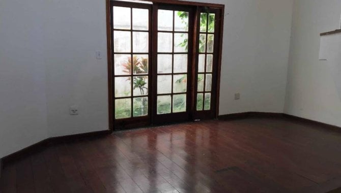 Casa em condomínio com 5 quartos, 6 banheiros e 1 vaga de garagem