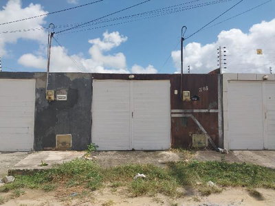 Casa com 2 quartos, 2 banheiros e 72 m²