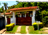 Casa Alto Padrão com Garagem Ampla e Área de Lazer