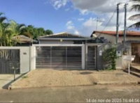 Casa com 3 quartos, 3 banheiros e 1 vaga de garagem, ocupada
