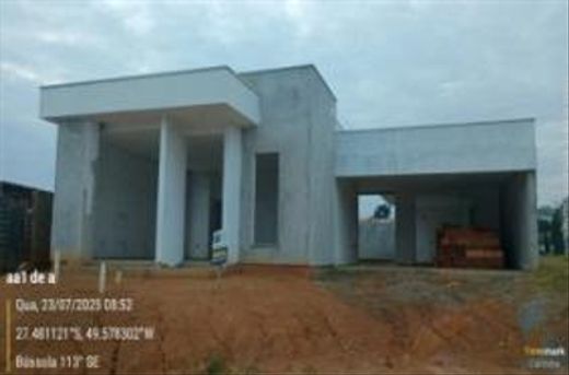 Casa em construção com 215 m² e 3 quartos