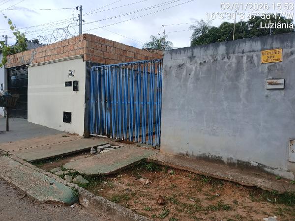 Casa com 2 quartos, varanda e 1 vaga de garagem
