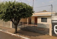 Casa padrão com 2 quartos e 1 vaga no Centro de Tanabi
