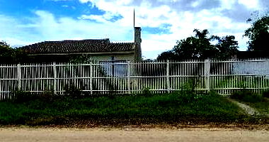 Casa com 3 quartos, 2 banheiros e 105 m² construída, desocupada