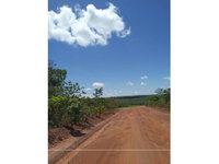 Fazenda com 576 hectares, casa, energia e ponte
