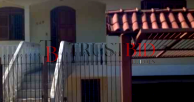 Casa com 311m² construída em terreno de 2380m², ocupada