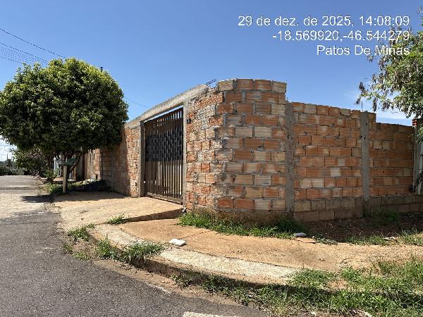Casa com 2 quartos e 2 vagas em Patos de Minas/MG