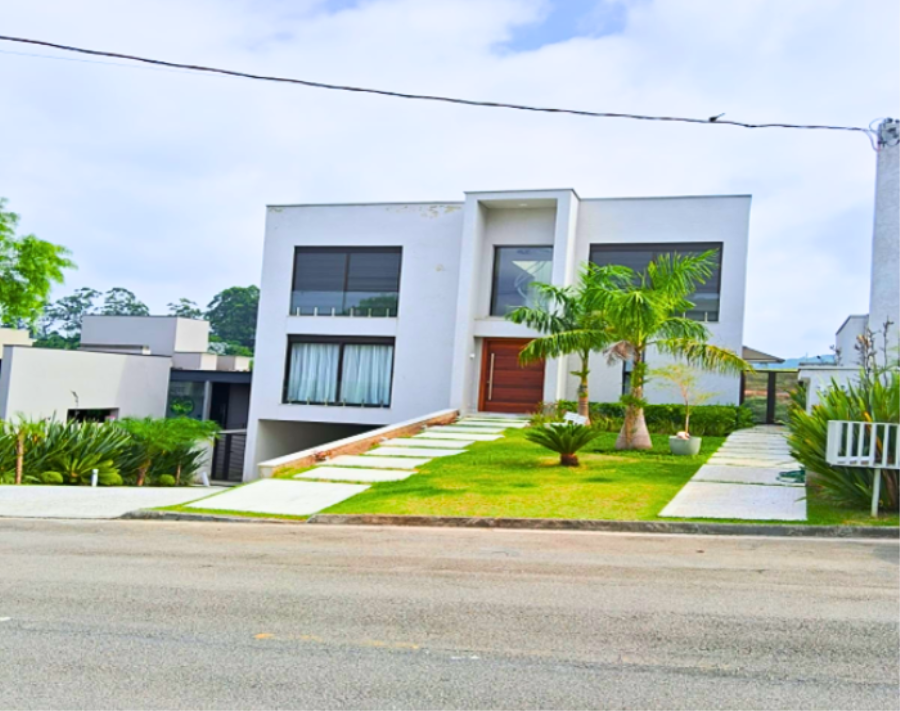 Casa de Alto Padrão com Piscina em Condomínio Fechado
