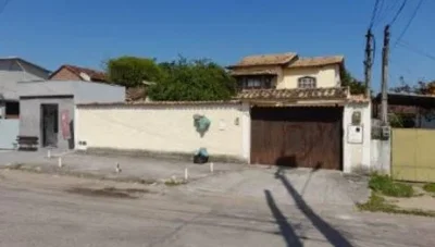 Casa ocupada com 3 quartos e 5 banheiros, 257 m²