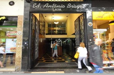 Sala comercial desocupada com 42m² e 2 banheiros