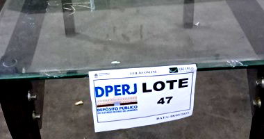 Mesa de Madeira com Tampo de Vidro - Leilão Acessível