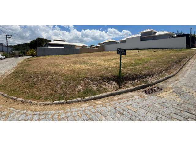 Terreno plano em esquina com 307,13m², desocupado