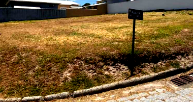 Terreno plano em esquina com 307,13m², desocupado