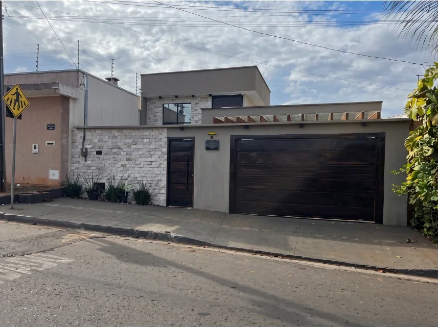Casa ocupada com 100,30m² construídos em terreno de 300m²