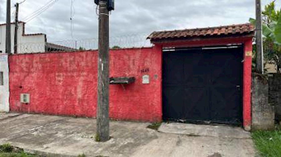 Casa padrão com 1 quarto, 1 banheiro, 1 sala e varanda, ocupada