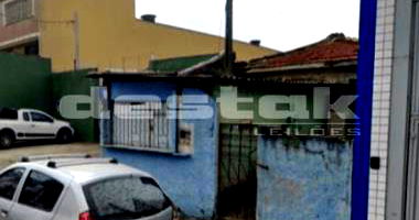 Casa com quintal, garagem e corredor lateral, 150m² terreno