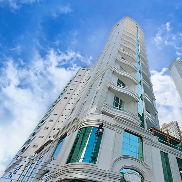 Apartamento com 1 suíte, sacada com churrasqueira e vista panorâmica
