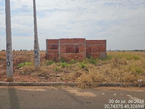 Terreno com 220m² de área total, área privativa mínima