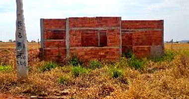 Terreno com 220m² de área total, área privativa mínima