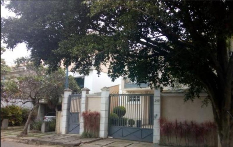 Casa com 3 suítes, 257m², piscina e garagem, Morumbi
