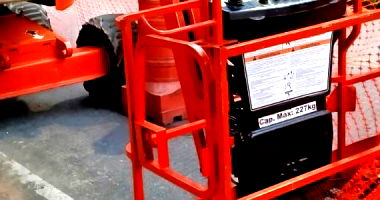 Plataforma Articulada JLG 450 AJ - Equipamento Industrial