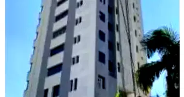 Apartamento com 4 vagas de garagem em leilão