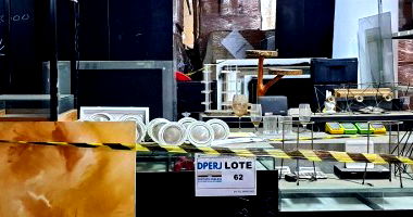 Lote de Materiais Diversos com Pisos e Móveis de Exposição