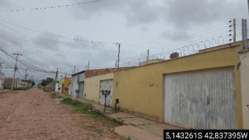 Casa com 2 quartos, varanda e área de serviço em Timon/MA