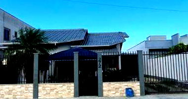 Casa com 3 quartos, 2 banheiros, 69m² construída, ocupada