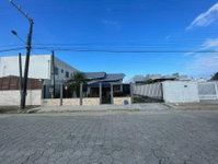 Casa com 3 quartos, 2 banheiros, 69m² construída, ocupada