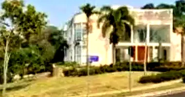 Sobrado com 4 suítes e piscina em leilão