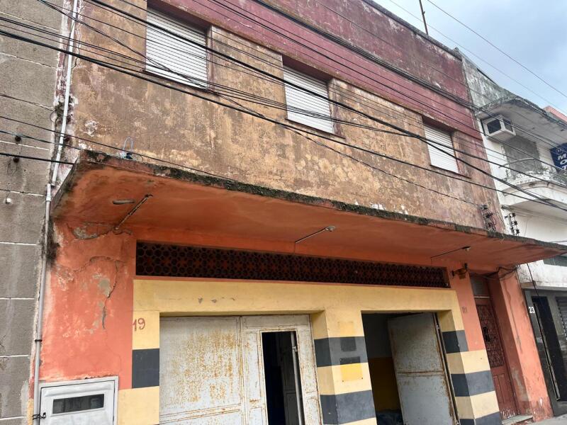 Prédio com 7 apartamentos pequenos e garagem desativada, precisa reforma