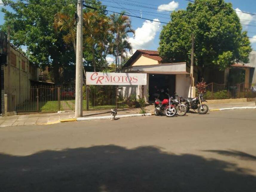 Casa Padrão Ocupada com 2 Vagas e Ampla Área