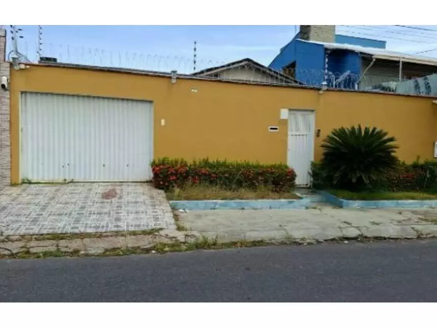 Casa Ocupada com 218m² Construída em Manaus
