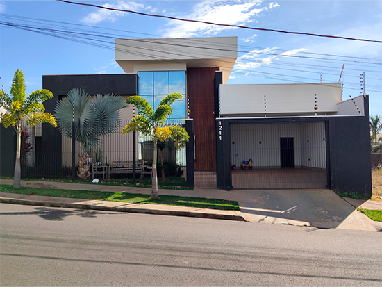 Casa em Maringá - 250m² Construídos, 1 Vaga