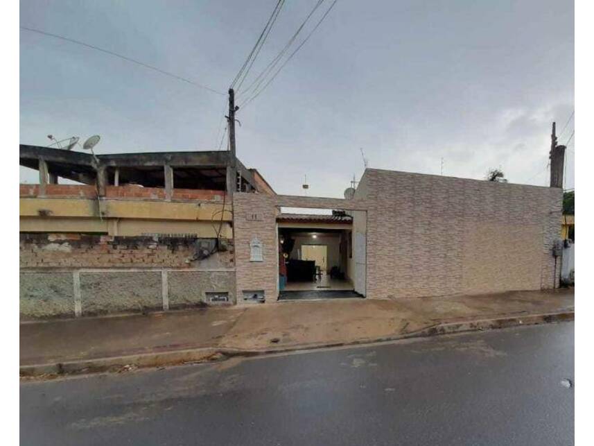 Casa em leilão com 2 vagas e 140m² construída