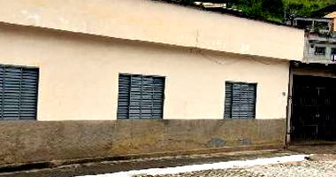 Casa com 4 quartos, 1 banheiro, sala, cozinha e 1 vaga