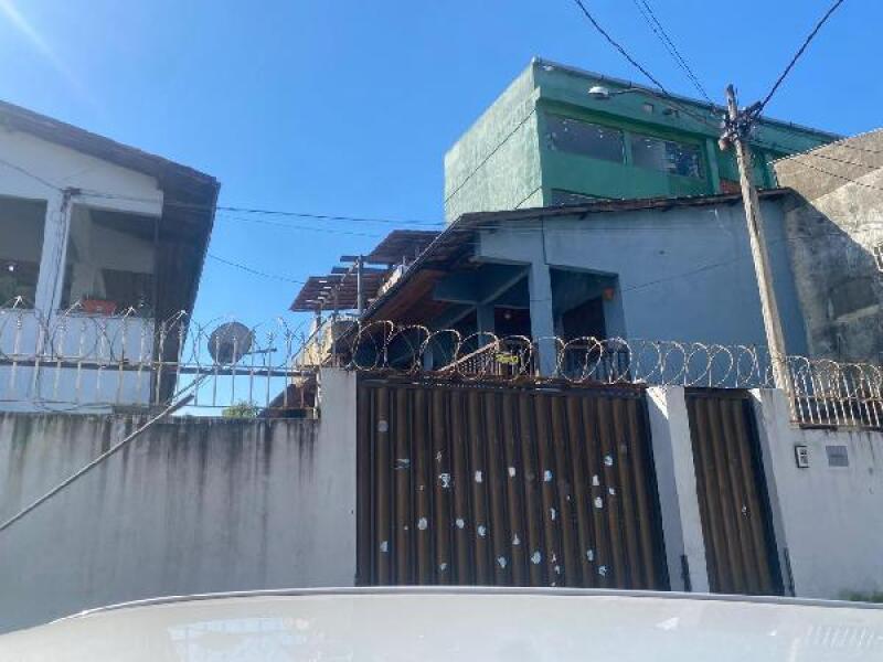 Casa com 2 quartos, 2 banheiros, área construída 90m², desocupada