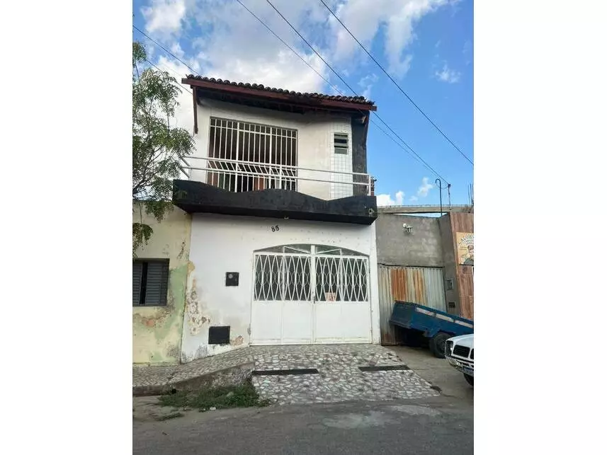 Casa Ocupada com 3 Quartos em Leilão