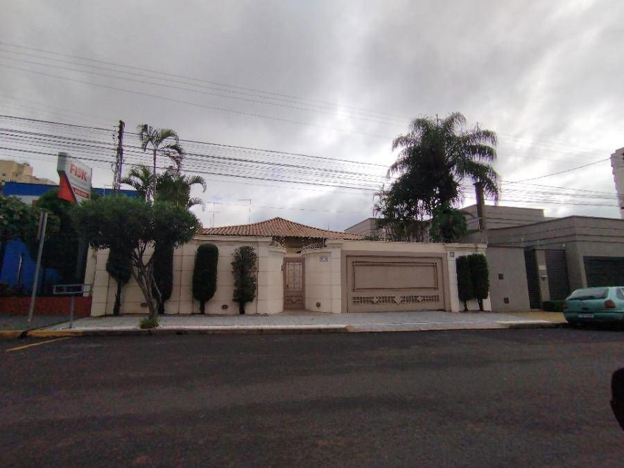 Casa ocupada com 313m² construída, excelente oportunidade