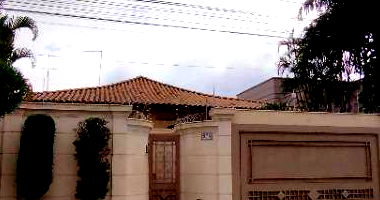 Casa ocupada com 313m² construída, excelente oportunidade