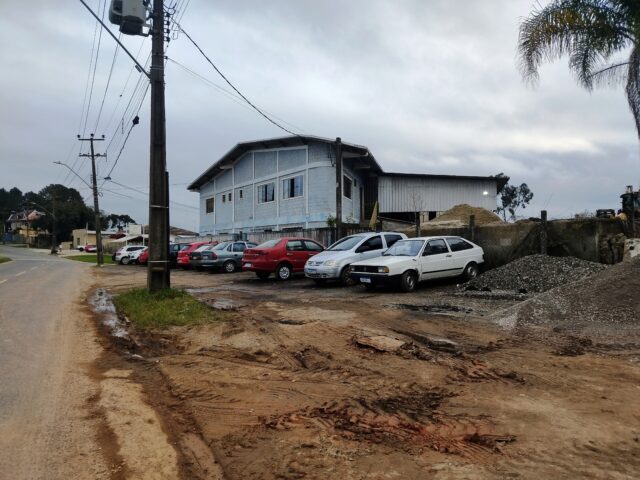 Terreno com 1.511,75m² e 499,07m² construídos em Araucária/PR