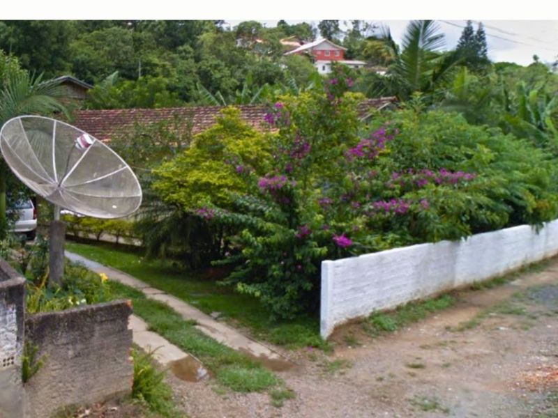 Terreno com casa de madeira 80m² em bom estado