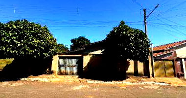 Casa padrão com 3 quartos, 2 banheiros e 2 vagas de garagem, ocupada