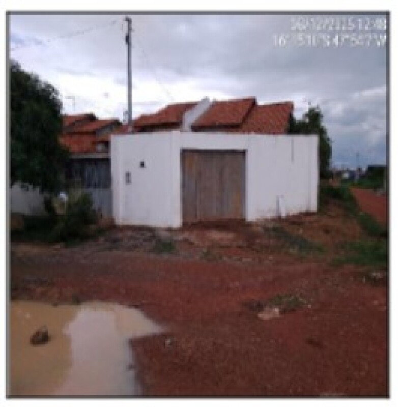 Casa com 2 quartos, varanda e 1 vaga de garagem